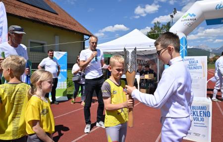 Čez dvesto kamniških otrok in športnikov s ponosom sprejelo in poneslo slovensko baklo (60)